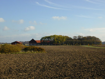 En lantgård på ute på en slätt.